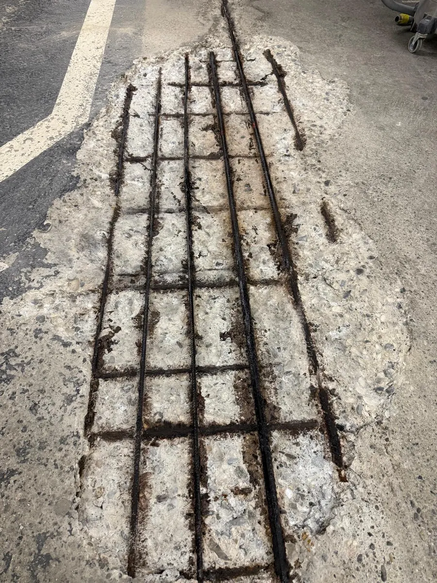 Armatures de béton dégagées avant traitement