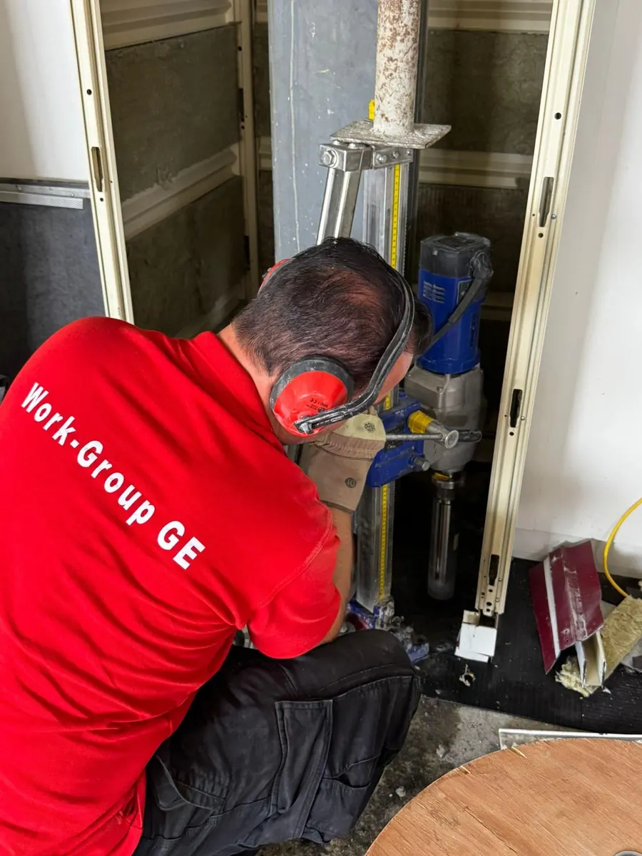 Carottage du béton par un employé de Work-Group GE