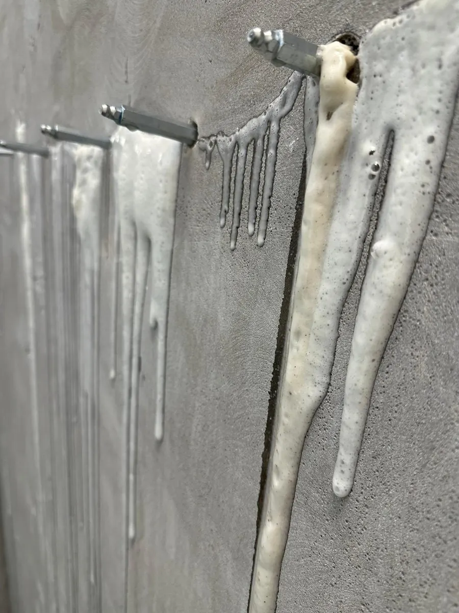 Injection de résine dans une fissure de béton